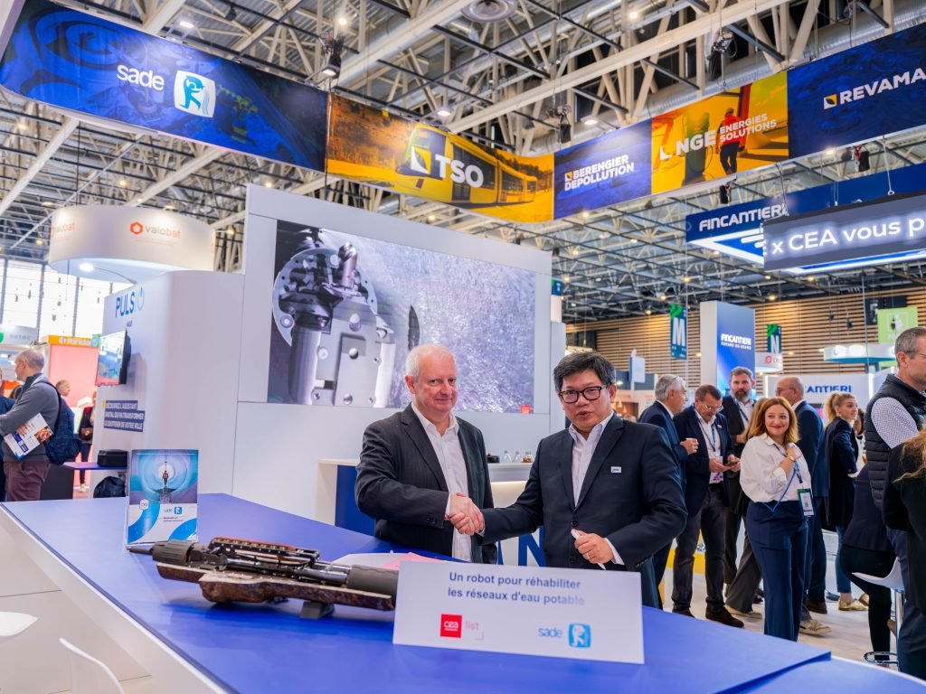 Lancement officiel de la solution TUBOCONTACT SD le 8 octobre 2025. De gauche à droite : Yann Perrot chef du Service Robotique Interactive au CEA-List et Minh-Tuan Nguyen Directeur de SADE Ingénierie. Crédit : Cyril Cortez